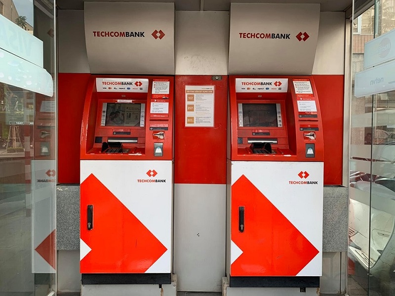 Huong dan cach rut tien ATM Techcombank chi tiet