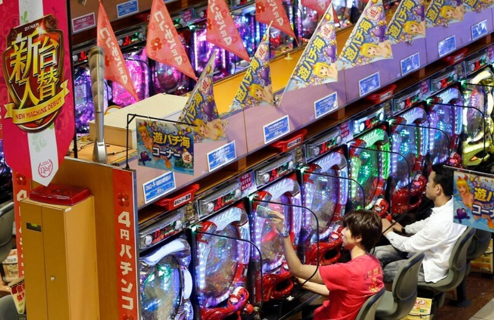 So sánh Pachinko với máy quay hũ Slot online So sanh Pachinko voi may quay hu Slot online