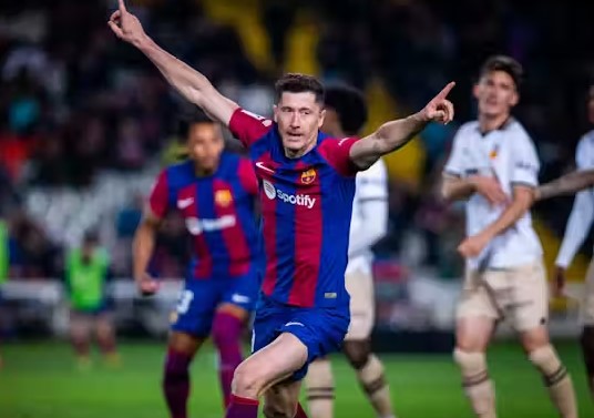 Phân tích kèo Valencia vs Barca 2H30 ngày 18/8/24 La Liga tại W88